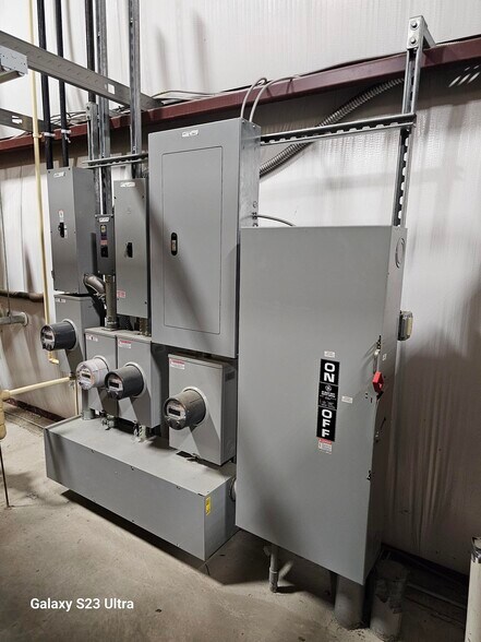 More Photos Of 35 Hamilton Ln, Glenmont Warehouse For Lease