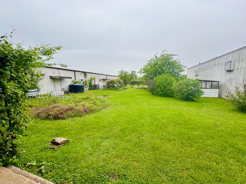 More Photos Of 300 W School St, Madisonville Light Distribution For Sale