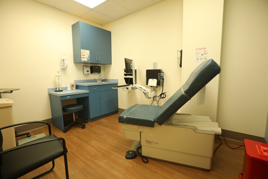 More Photos Of 211-20 Union Tpke, Oakland Gardens General Retail For Lease