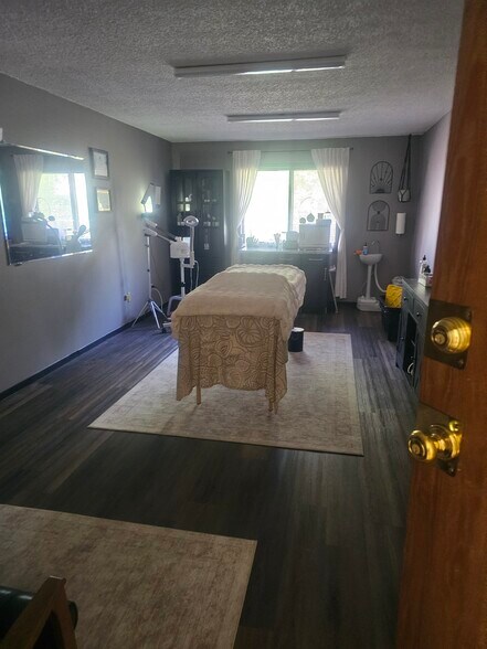 More Photos Of 620 Miller Ct, Lakewood Freestanding For Lease