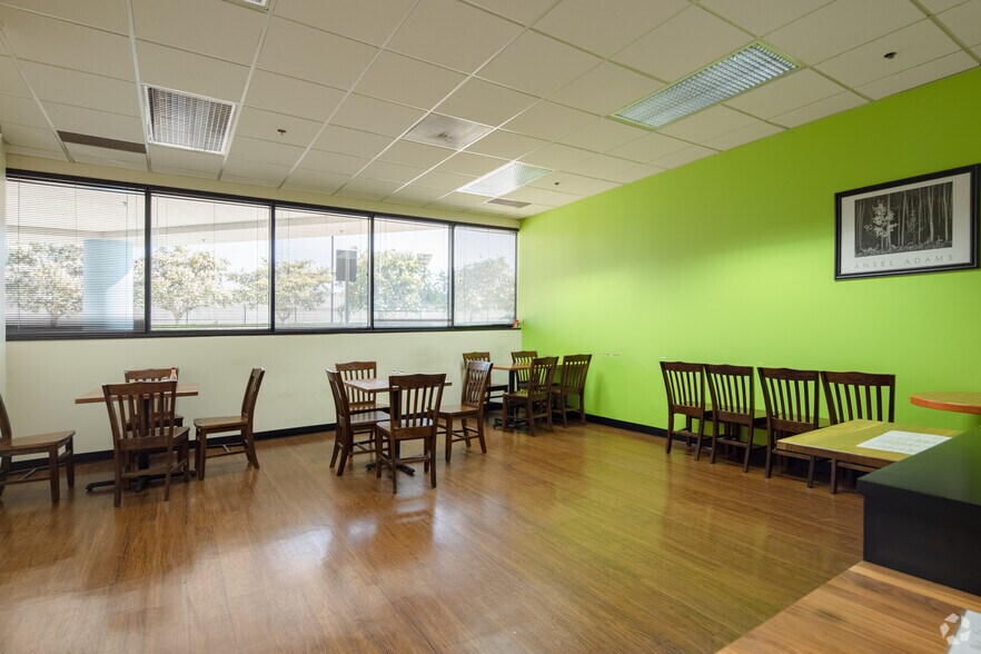 More Photos Of 6345 Balboa Blvd, Encino Unknown For Lease