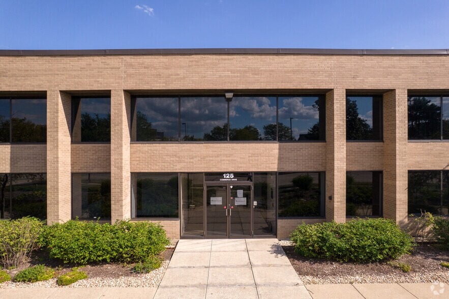 More Photos Of 125 E Commerce Dr, Schaumburg Light Distribution For Sale