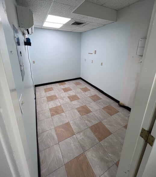 More Photos Of 130 County Rd, Ipswich Office For Sale