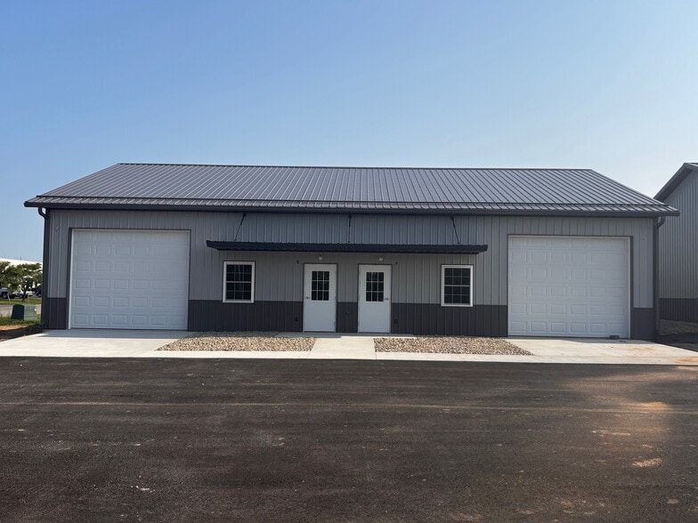 More Photos Of 1401 Amy Ln, Franklin Showroom For Sale