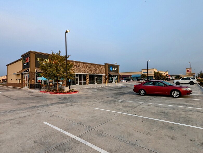 More Photos Of 1734-1740 NW 82nd St, Lawton Storefront For Lease