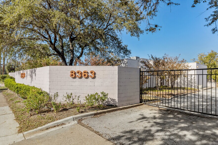 More Photos Of 8363 Meadow Rd, Dallas Office For Sale