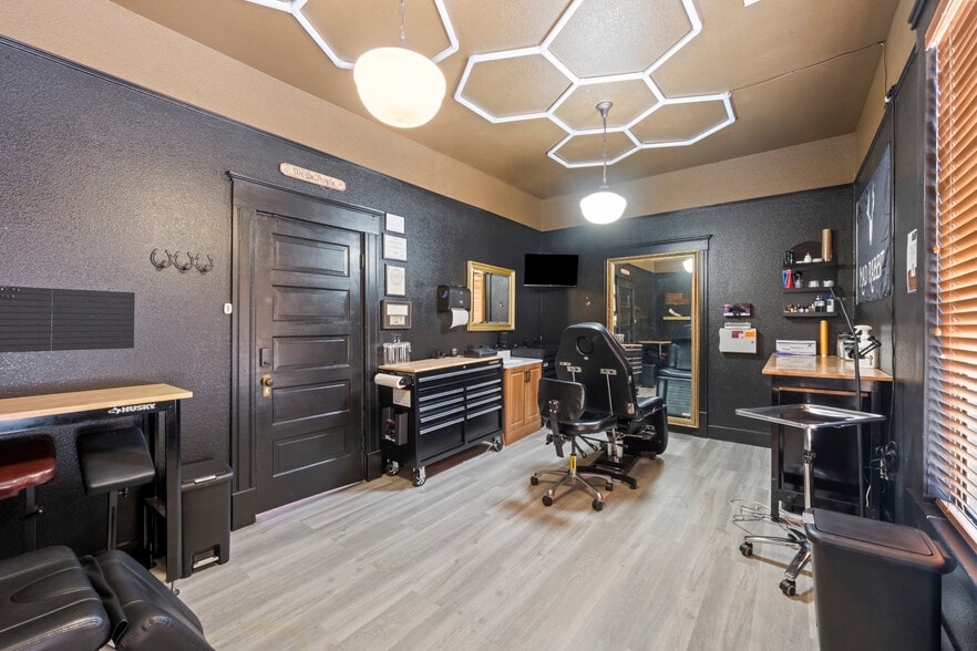 More Photos Of 505-678 Lincoln Blvd, Lincoln Storefront For Sale