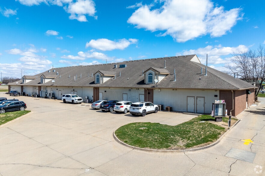 More Photos Of 4632-4664 86th St, Urbandale Unknown For Lease