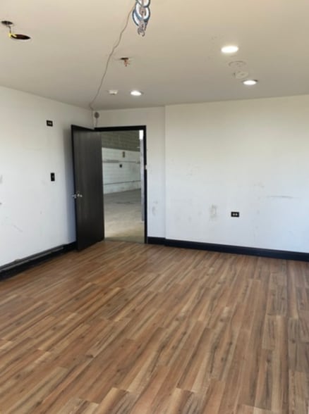 More Photos Of 19203-19215 85th Ct, Mokena Warehouse For Lease