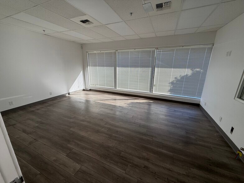 More Photos Of 8929 Oso Ave, Chatsworth Manufacturing For Lease