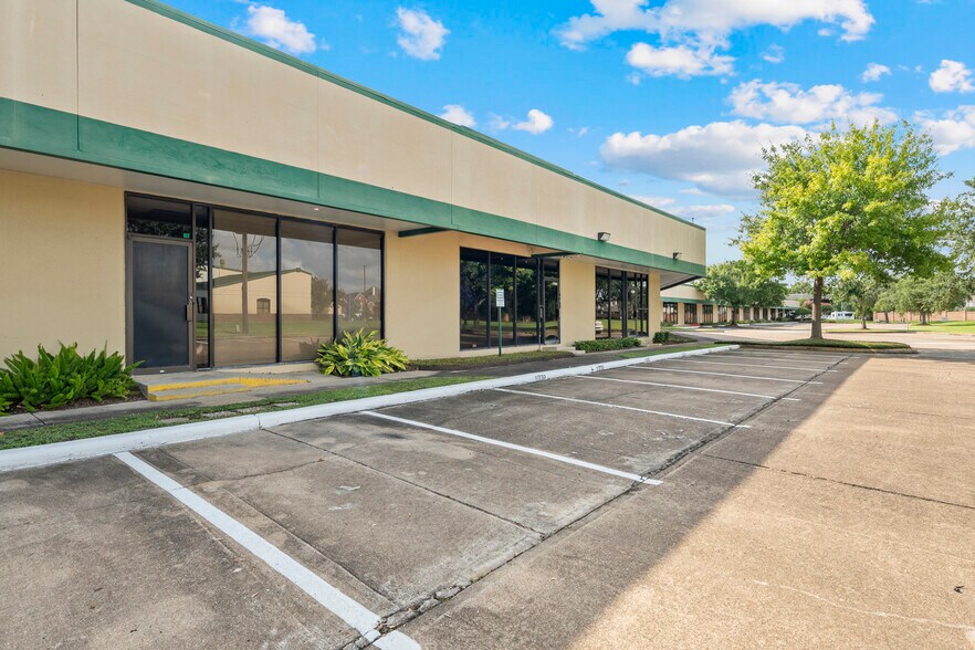 More Photos Of 11200-11248 Wilcrest Green Dr, Houston Unknown For Lease