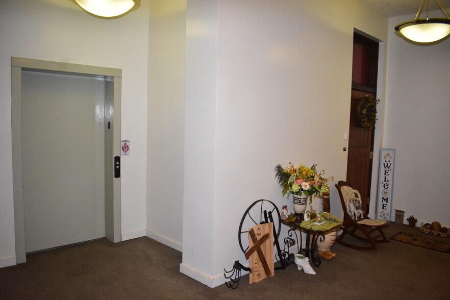 More Photos Of 200 E Arlington St, Waterloo Apartments For Sale