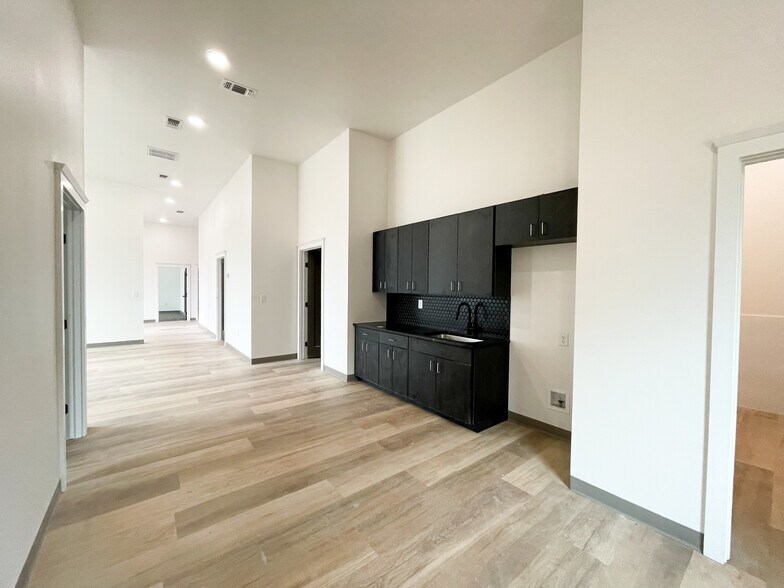 More Photos Of 6905 Alcove Ave, Lubbock Office For Sale