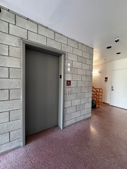 More Photos Of 2110 Main St, Santa Monica Loft Creative Space For Lease