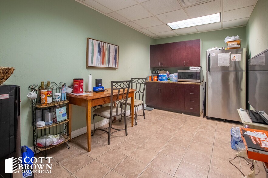 More Photos Of 1805 Cornell Ln, Denton Showroom For Lease