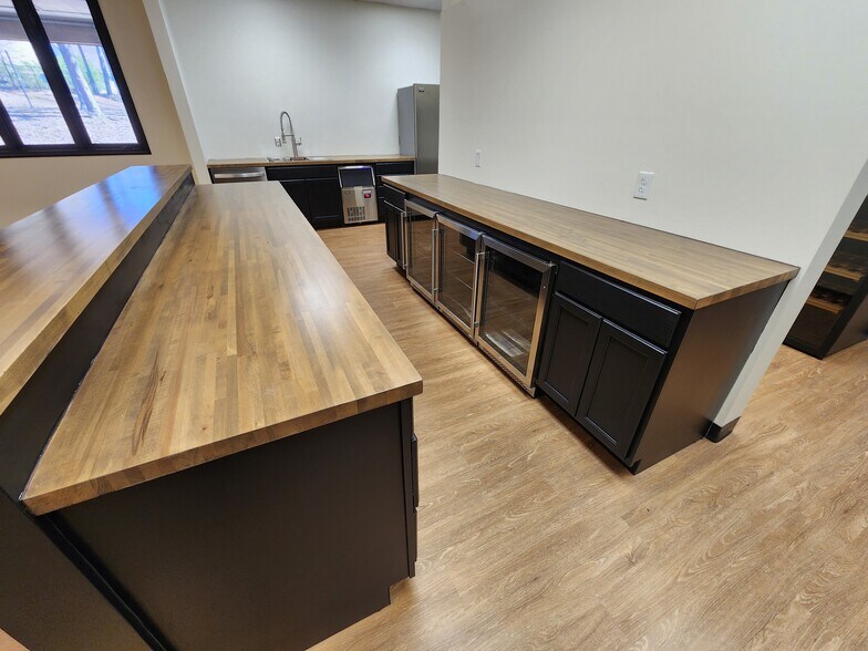 More Photos Of 2 Fisher Rd, Greenville Schools For Lease