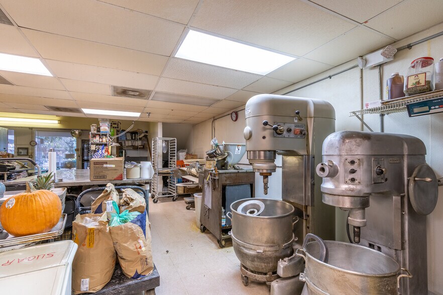 More Photos Of 2441 NW 43rd St, Gainesville Storefront For Sale