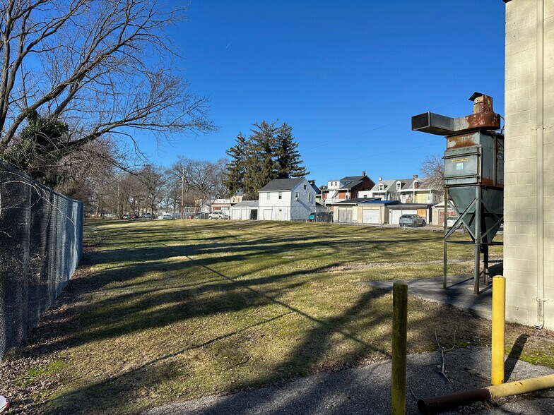 More Photos Of 610 W Church Ave, York Flex For Lease