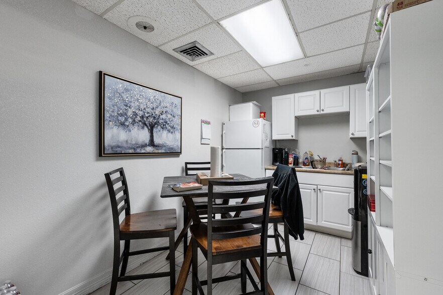 More Photos Of 604 S 77 Sunshine Strip, Harlingen Office For Sale