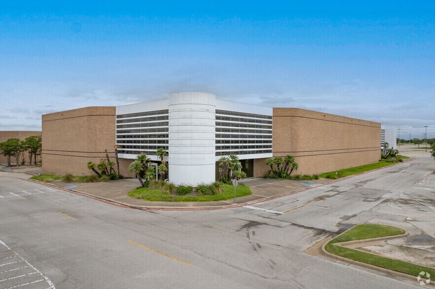 More Photos Of 1508 Harvey Rd, College Station Department Store For Sale