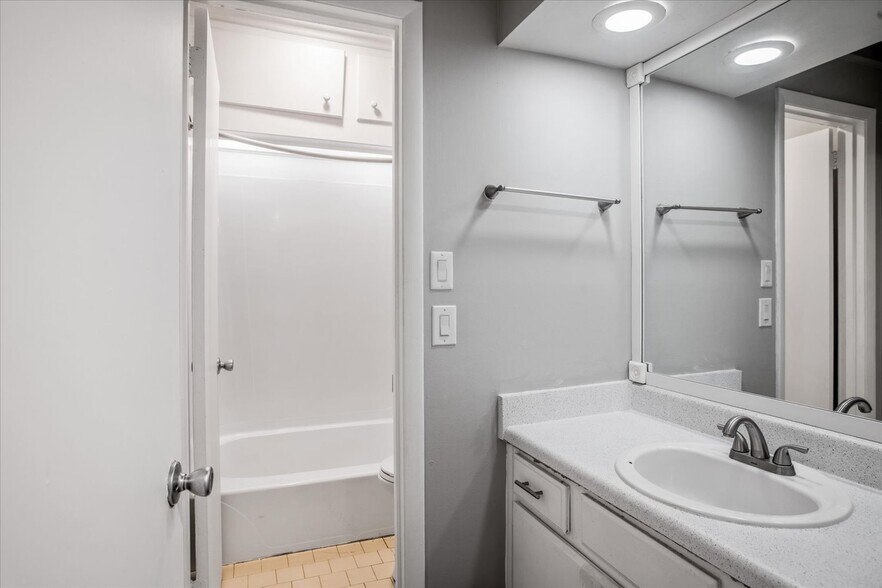 More Photos Of 126 Walton Ferry Rd, Hendersonville Apartments For Sale