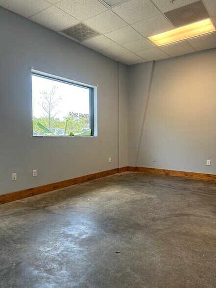 More Photos Of 13460 Rickenbacker Pky, Fort Myers Light Distribution For Lease