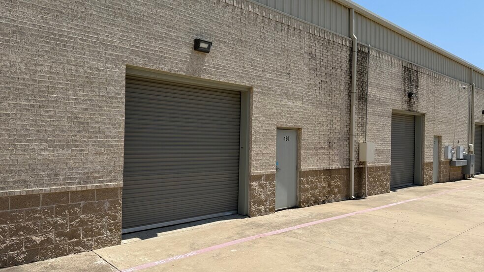More Photos Of 2433 Tarpley Rd, Carrollton Warehouse For Lease