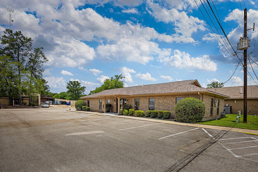 More Photos Of 105 Commercial Cir, Conroe Medical For Sale