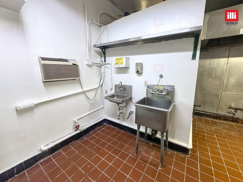 More Photos Of 14525-14529 Vanowen St, Van Nuys Storefront For Lease