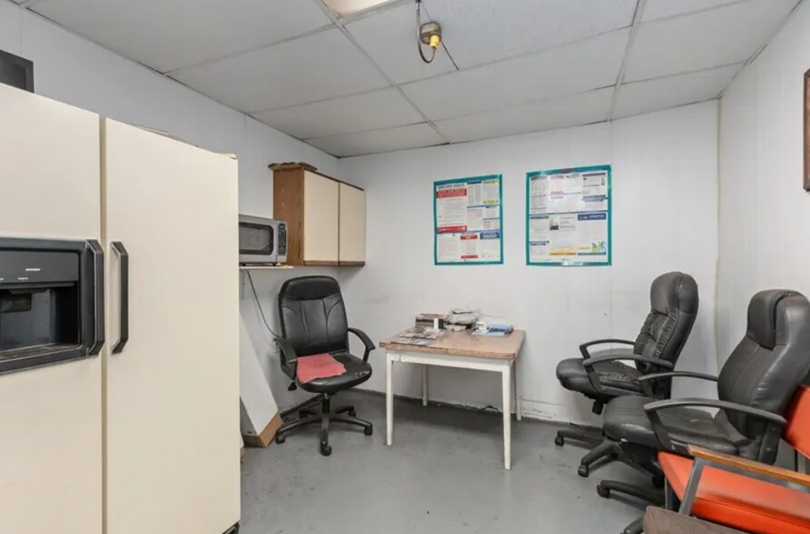 More Photos Of 2300 Hoffman Dr, Effingham Auto Repair For Sale