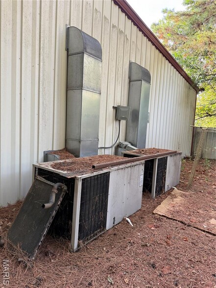 More Photos Of 904 Independence Ave, Kennett Industrial For Sale
