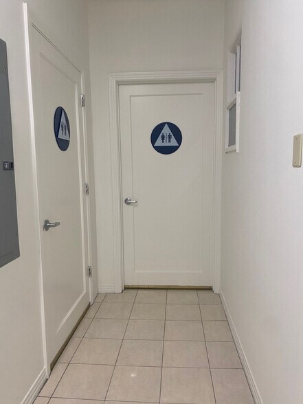 More Photos Of 17636 Chatsworth St, Granada Hills Storefront For Lease