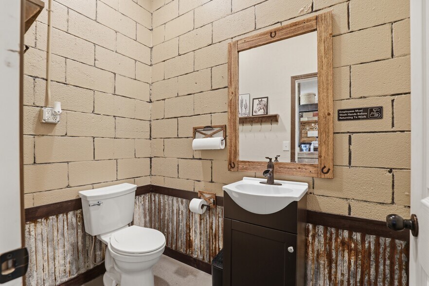 More Photos Of 112 N Chisholm Trl, Dover Restaurant For Sale