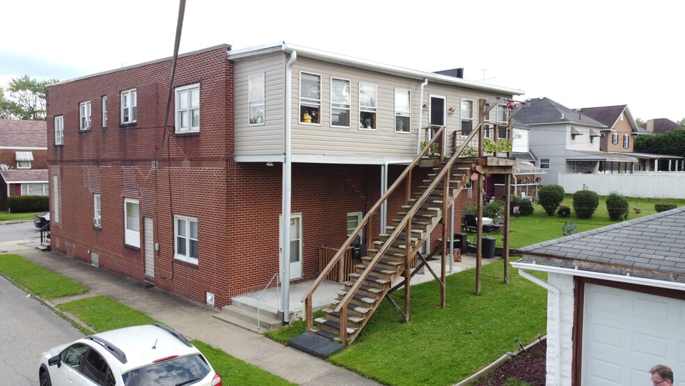 Primary Photo Of 474 Stambaugh Ave, Sharon Apartments For Sale