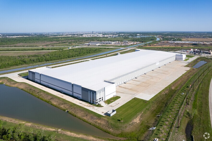 More Photos Of 3300 Kilgore Pky, Baytown Warehouse For Lease