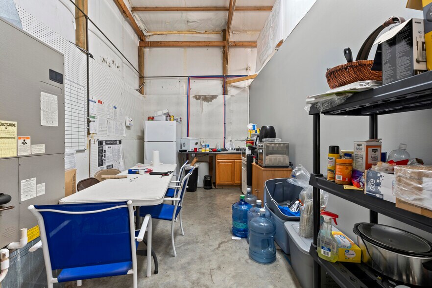 More Photos Of 4510 N Preston Hwy, Shepherdsville Showroom For Sale