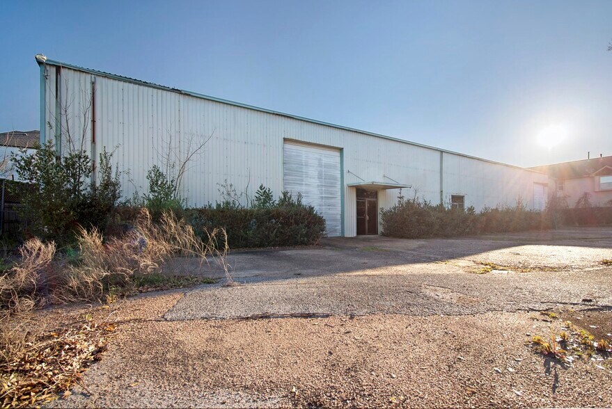 More Photos Of 909 Fisher St, Houston Warehouse For Sale