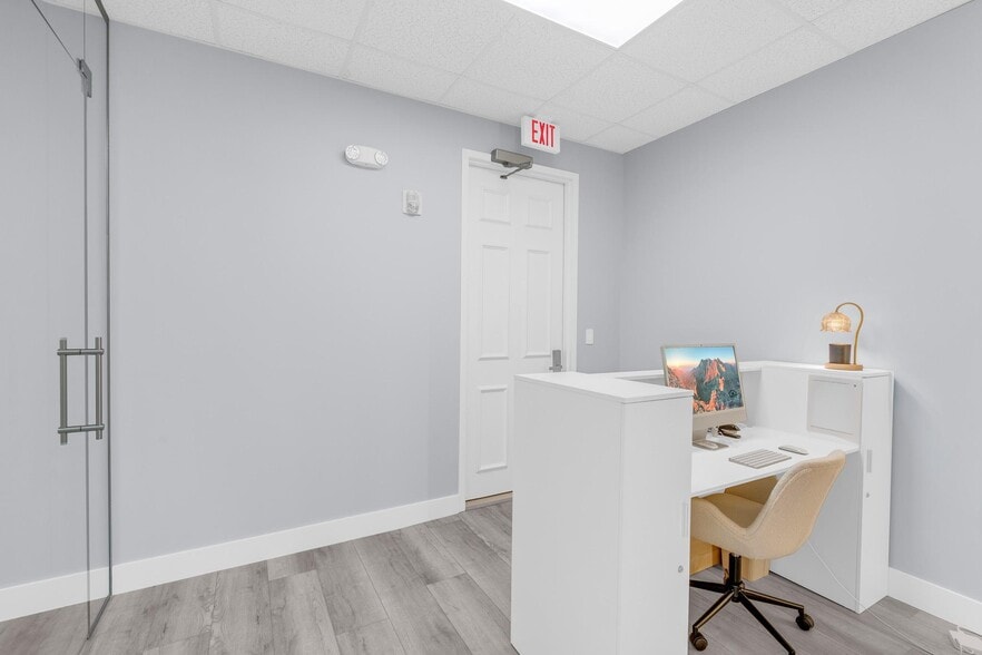 More Photos Of 2295 S Hiawassee Rd, Orlando Office For Sale