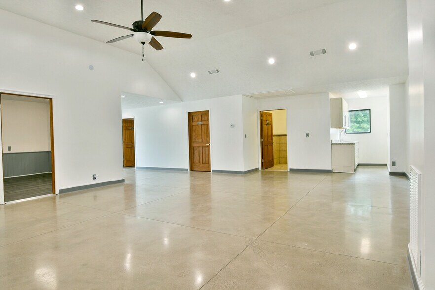 More Photos Of 3019 Parkman Rd NW, Warren Flex For Sale