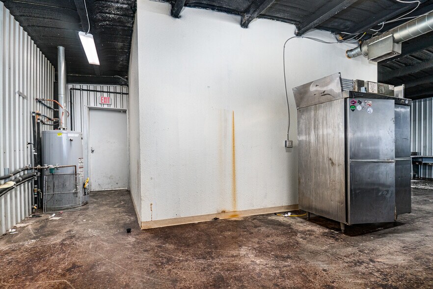 More Photos Of 201 E Service Rd, Tulia Restaurant For Lease