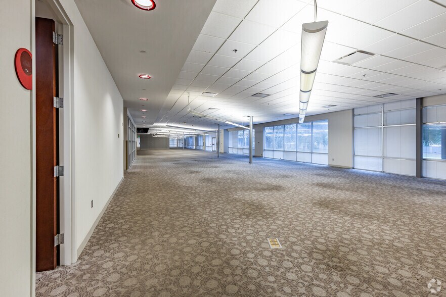 More Photos Of 599 Lake Kathy Dr, Brandon Unknown For Lease