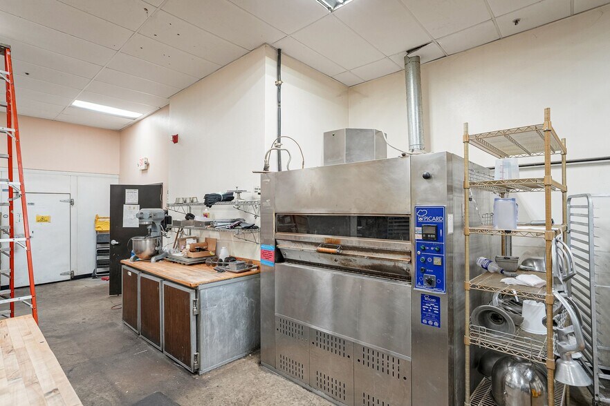 More Photos Of 1852 Fescue St SE, Albany Office For Sale