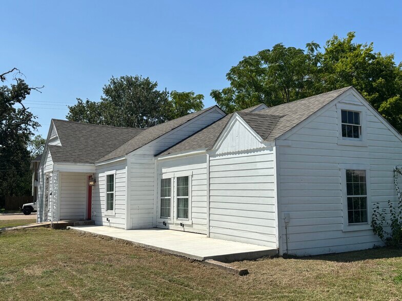 More Photos Of 400 Oak St, Bryan Office Residential For Lease