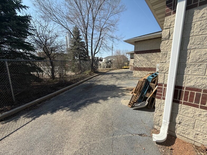 More Photos Of 1262 S Bridge St, Yorkville Service For Sale