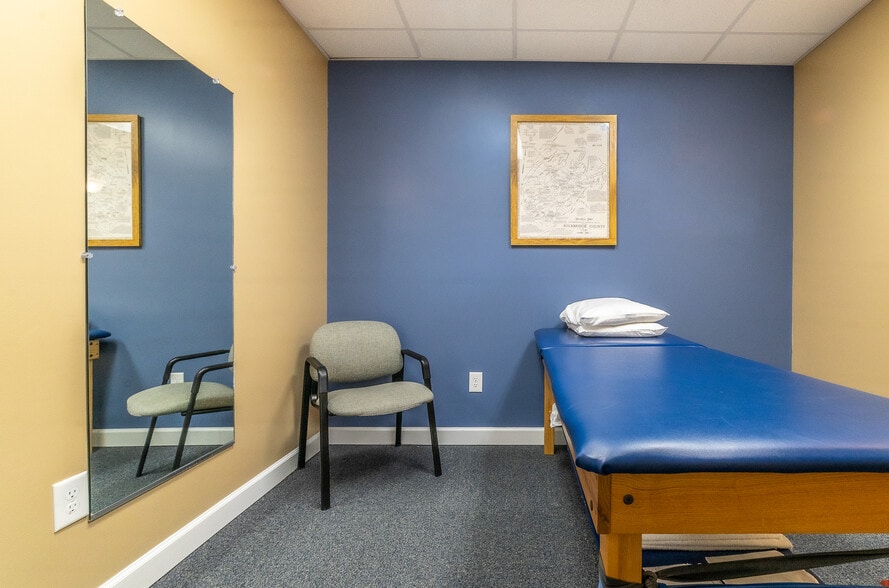 More Photos Of 25 Crossing Ln, Lexington Office For Sale