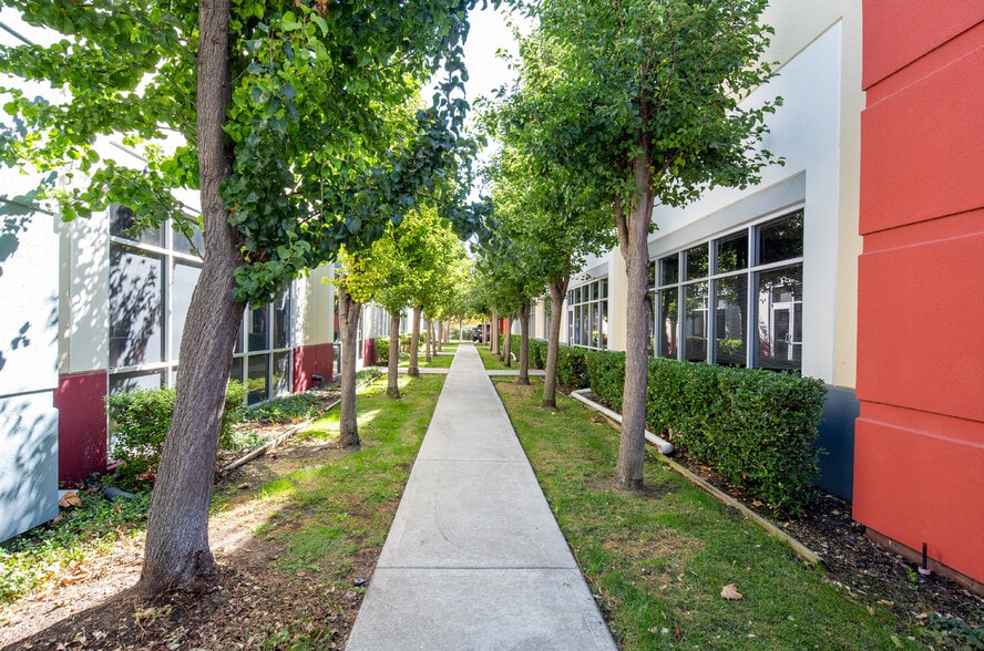 More Photos Of 2900 Collier Canyon Rd, Livermore Showroom For Sale