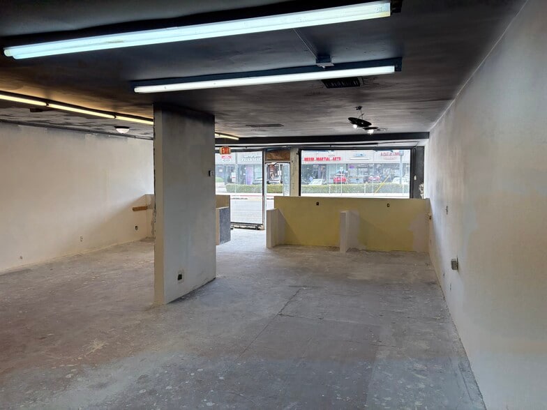 More Photos Of 22913 Ventura Blvd, Woodland Hills Storefront For Lease