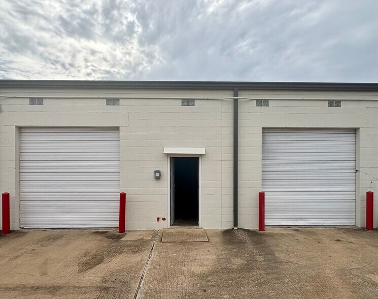 More Photos Of 5411 Brookglen Dr, Houston Warehouse For Lease