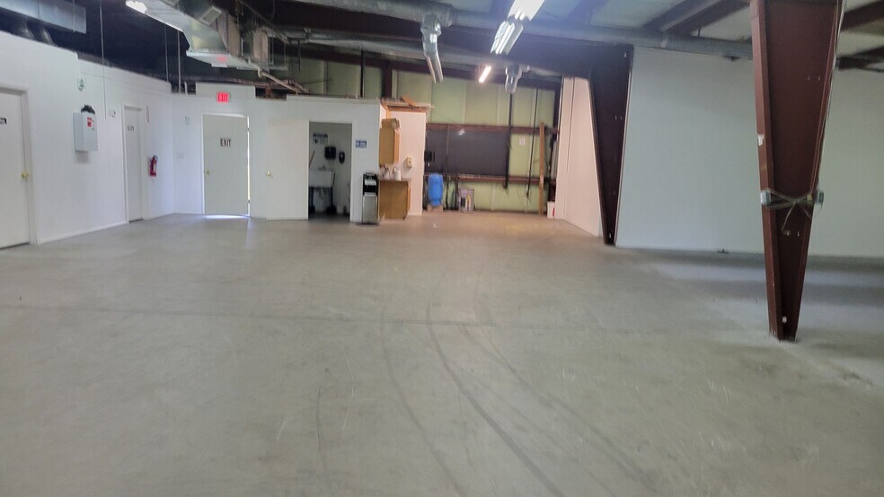 More Photos Of 4 Hadden Dr, Montgomery Warehouse For Lease