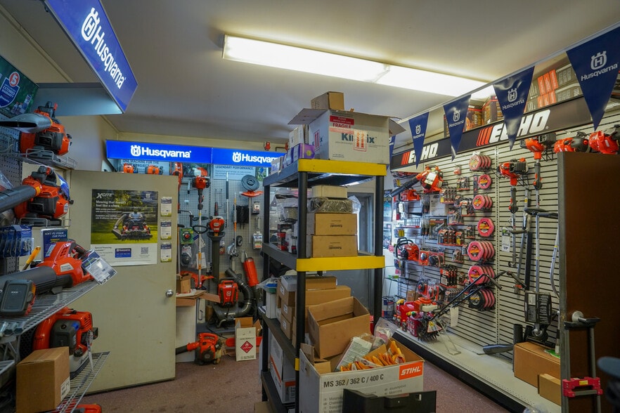 More Photos Of 286 Old Route 15, Cambridge Showroom For Sale